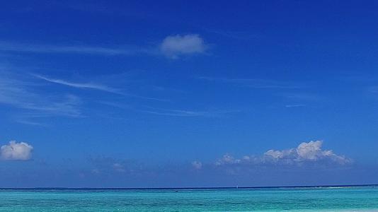 天堂环礁海滩被透明的水和日出后的白色海滩背景打破视频的预览图