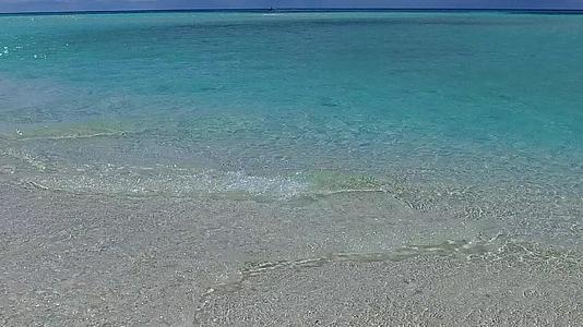 利用阳光下的白沙绿水复制热带游客的海滩时间视频的预览图