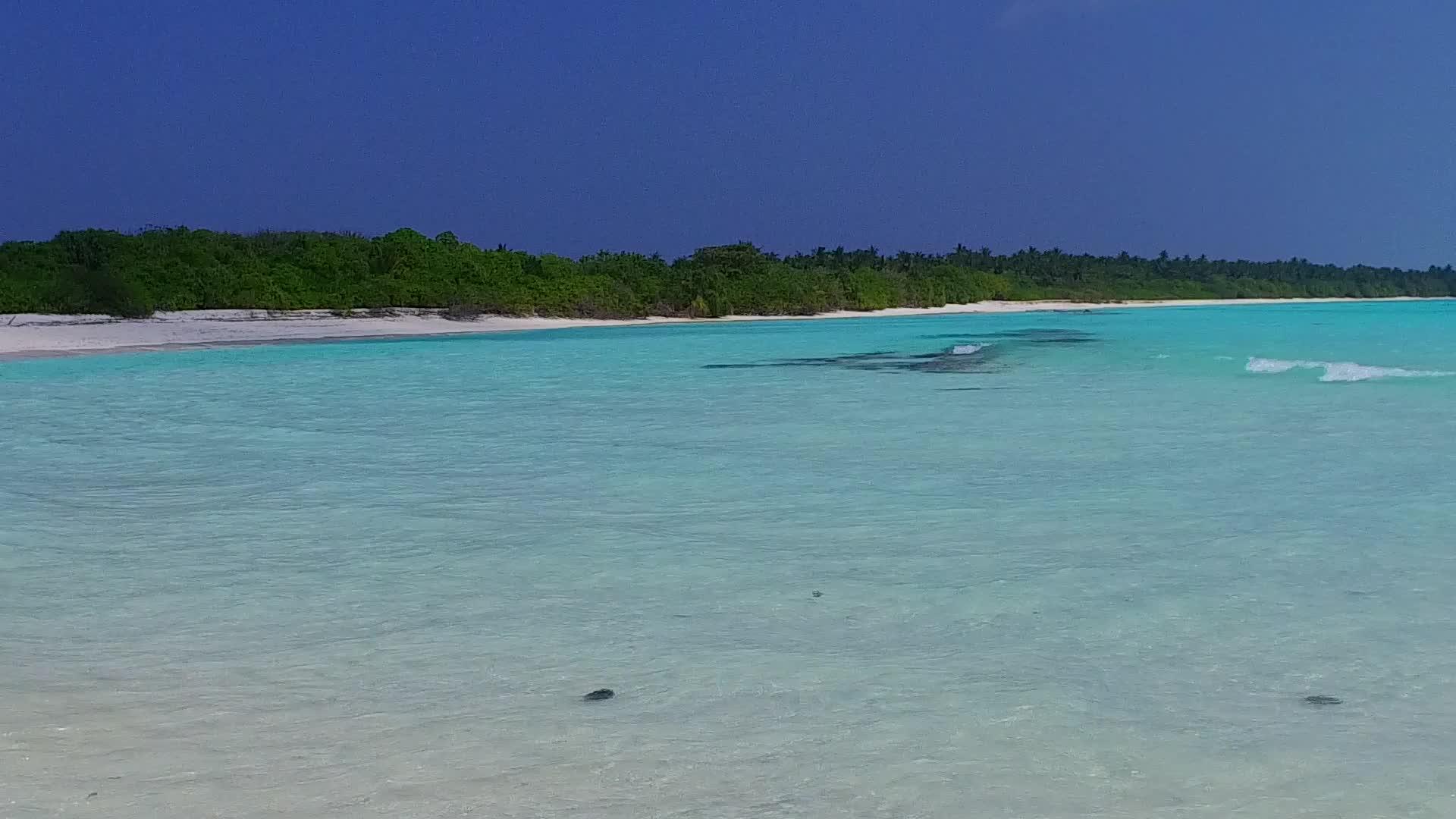 蓝水和白沙背景的蓝水在海浪附近举行视频的预览图