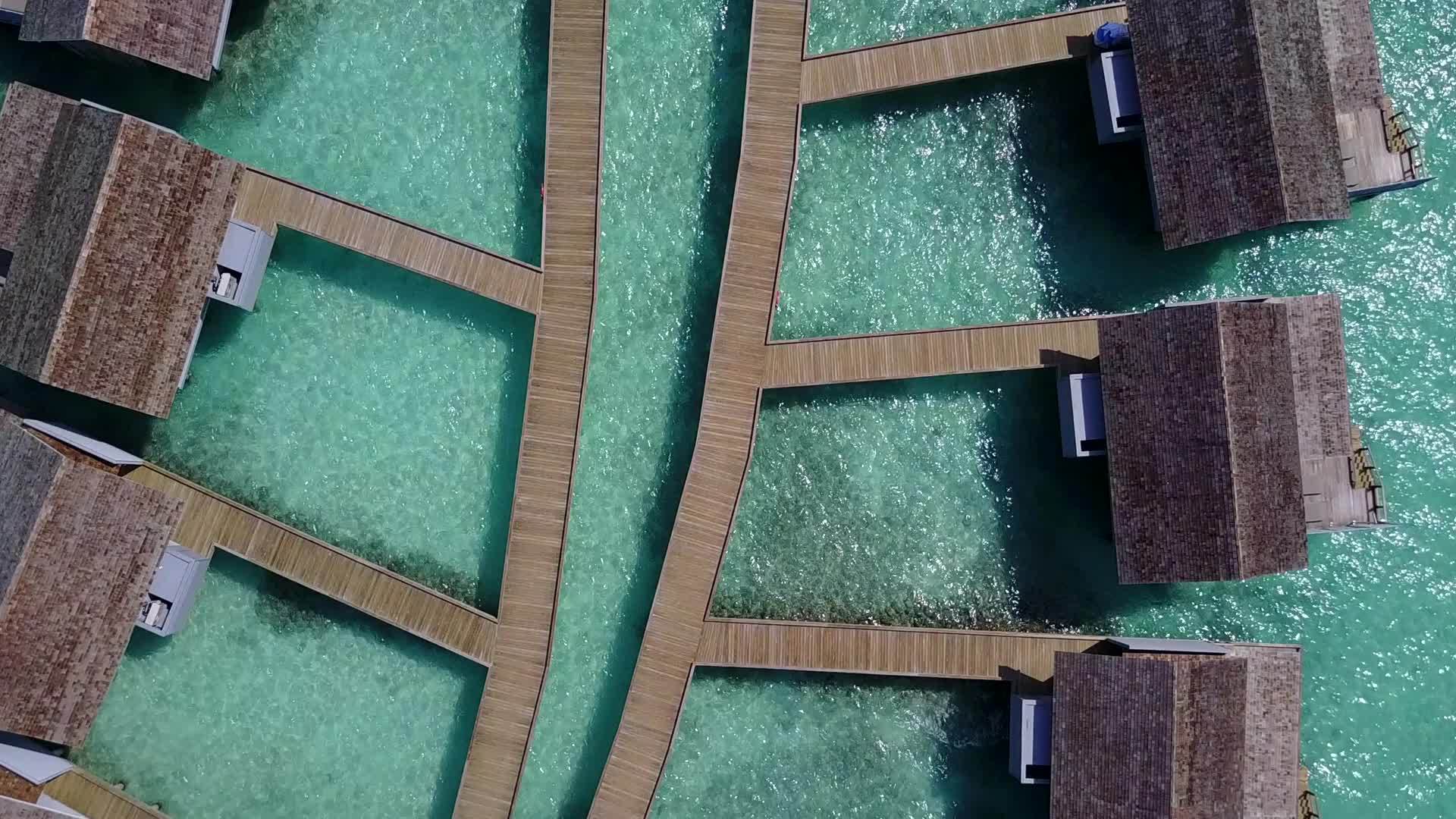 美丽的环礁湖海滩的浪漫纹理在海浪附近视频的预览图