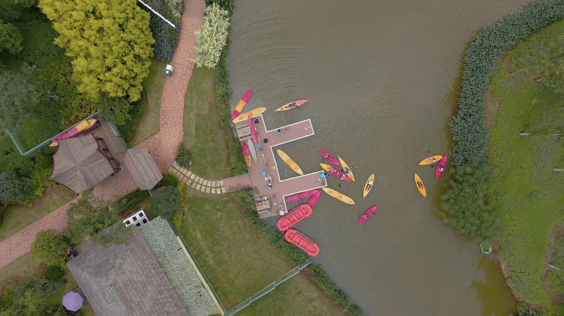 4k夏季亲子互动玩皮划艇视频的预览图
