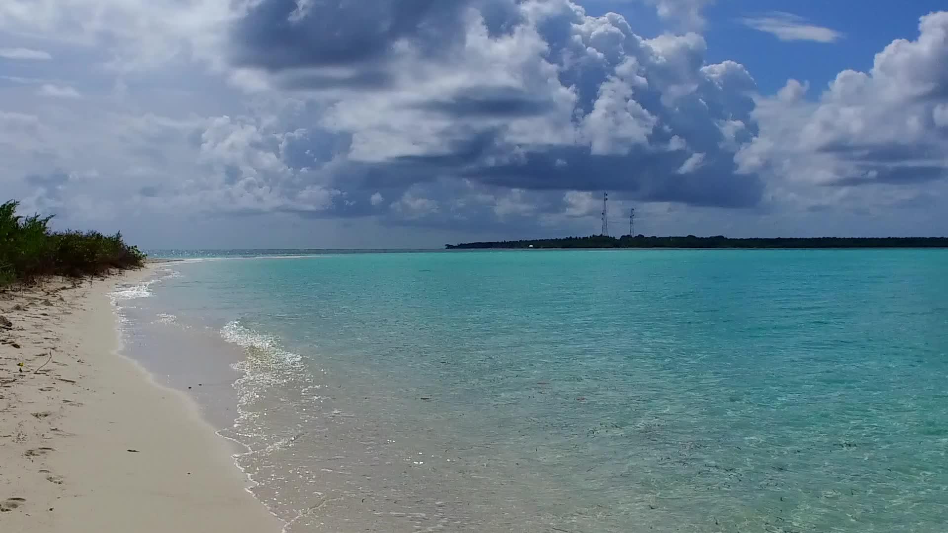 复制和放松海景海滩之旅在海浪附近有白色沙质背景的蓝色水视频的预览图