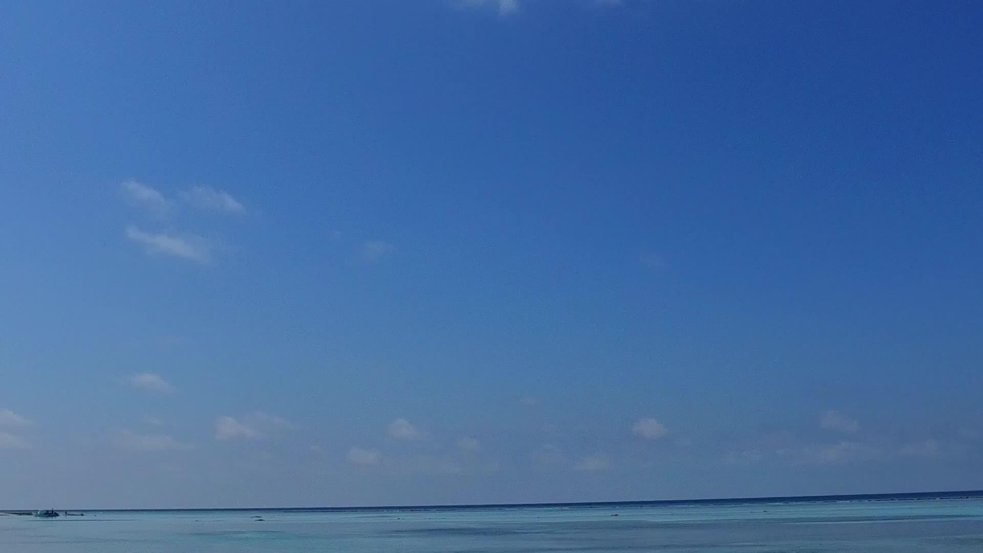 利用远离度假胜地附近白沙背景的清海洋放松环礁湖视频的预览图
