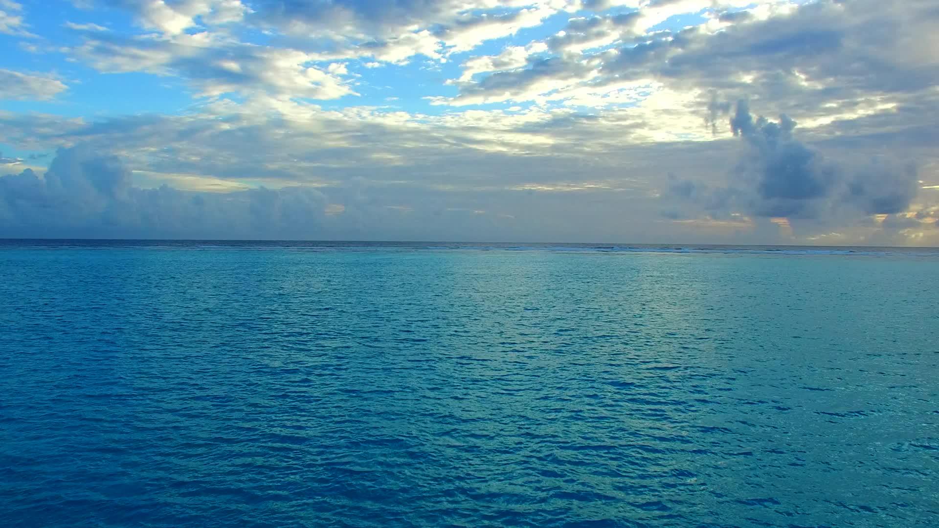 蓝色的水和白色的海滩背景下的海滩野生生物空中豪华的海洋视频的预览图