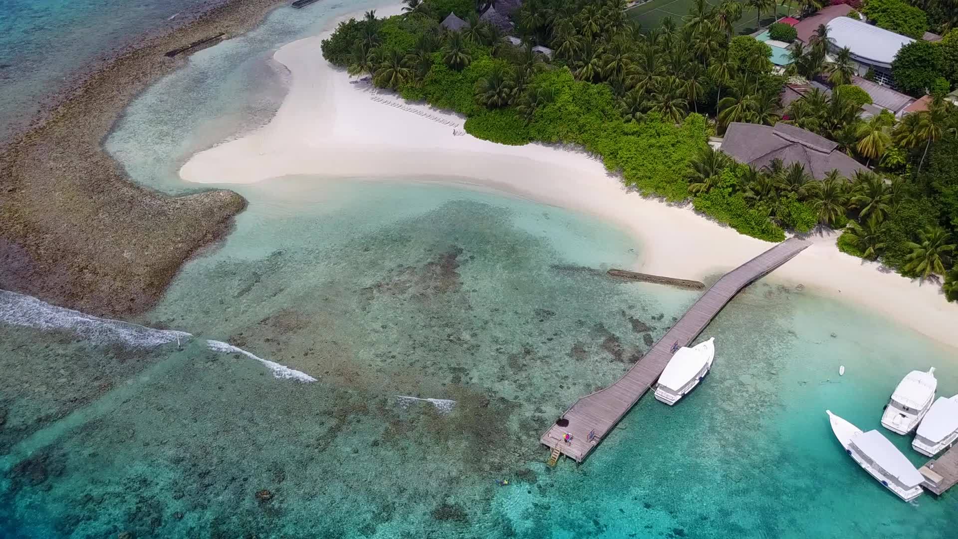 度假村附近的蓝绿水和白沙背景平静的岛屿海滩时间视频的预览图