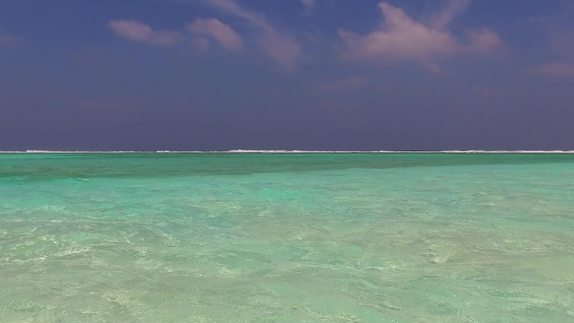 阳光明媚的宁静海仰望日落前的蓝色绿色海洋清洁海滩的背景视频的预览图