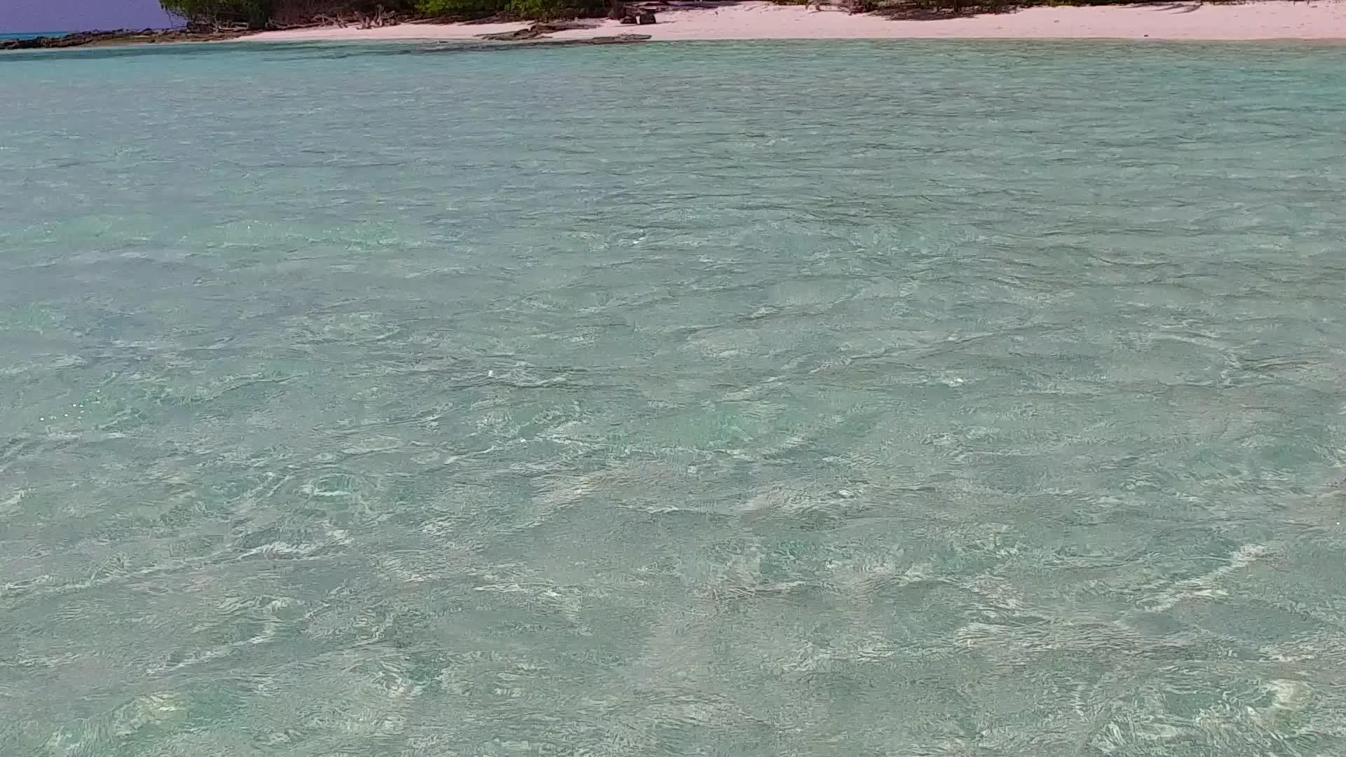 蓝绿色的环礁湖和沙滩附近干净的沙滩背景打破了海滩视频的预览图