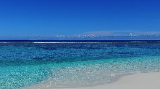 在沙洲附近的蓝色海洋和白色沙滩的背景下有一个田园诗般的泻湖海滩冒险视频的预览图