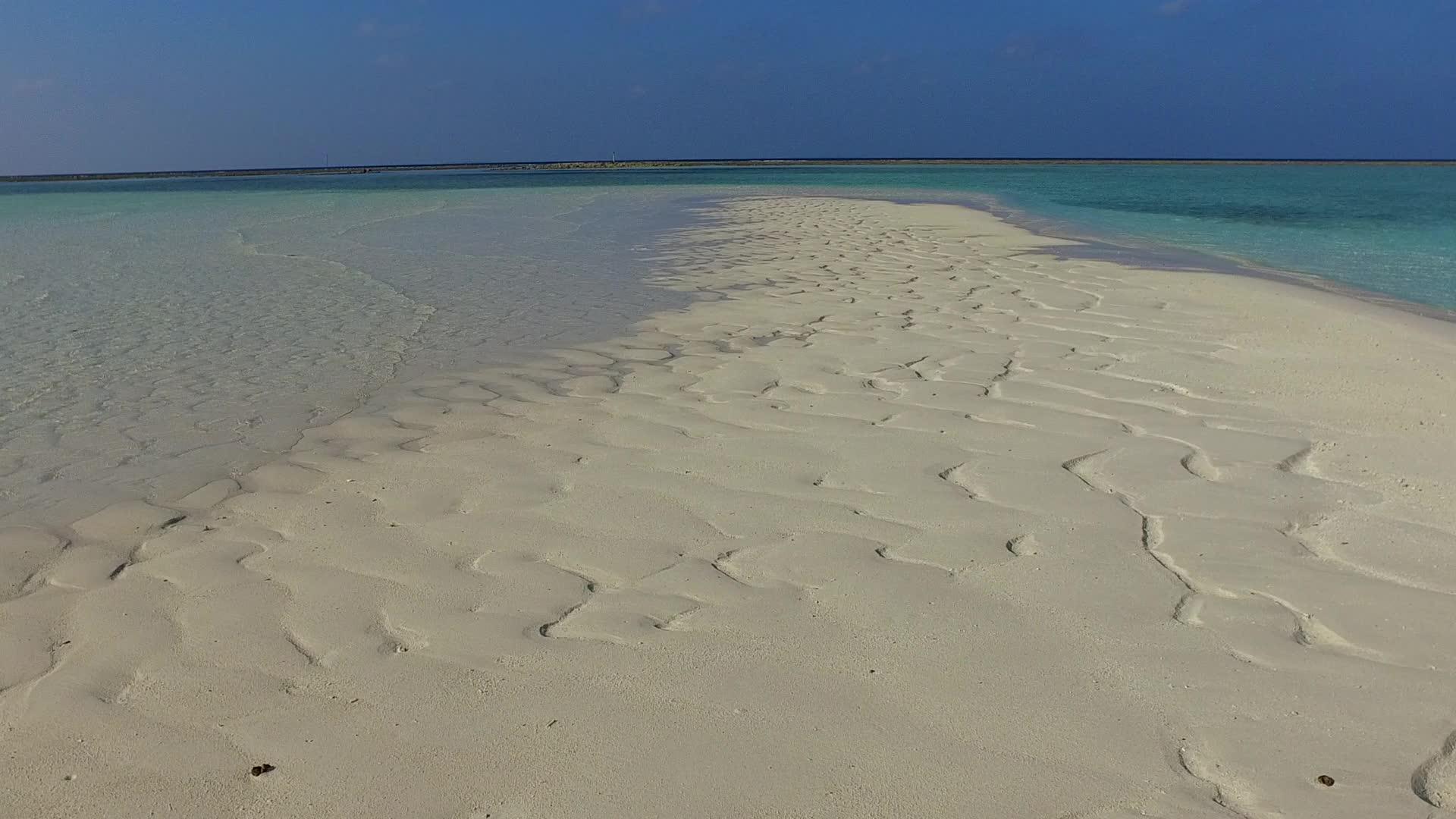 海浪白沙背景透明海洋天堂海滩度假广角旅游视频的预览图