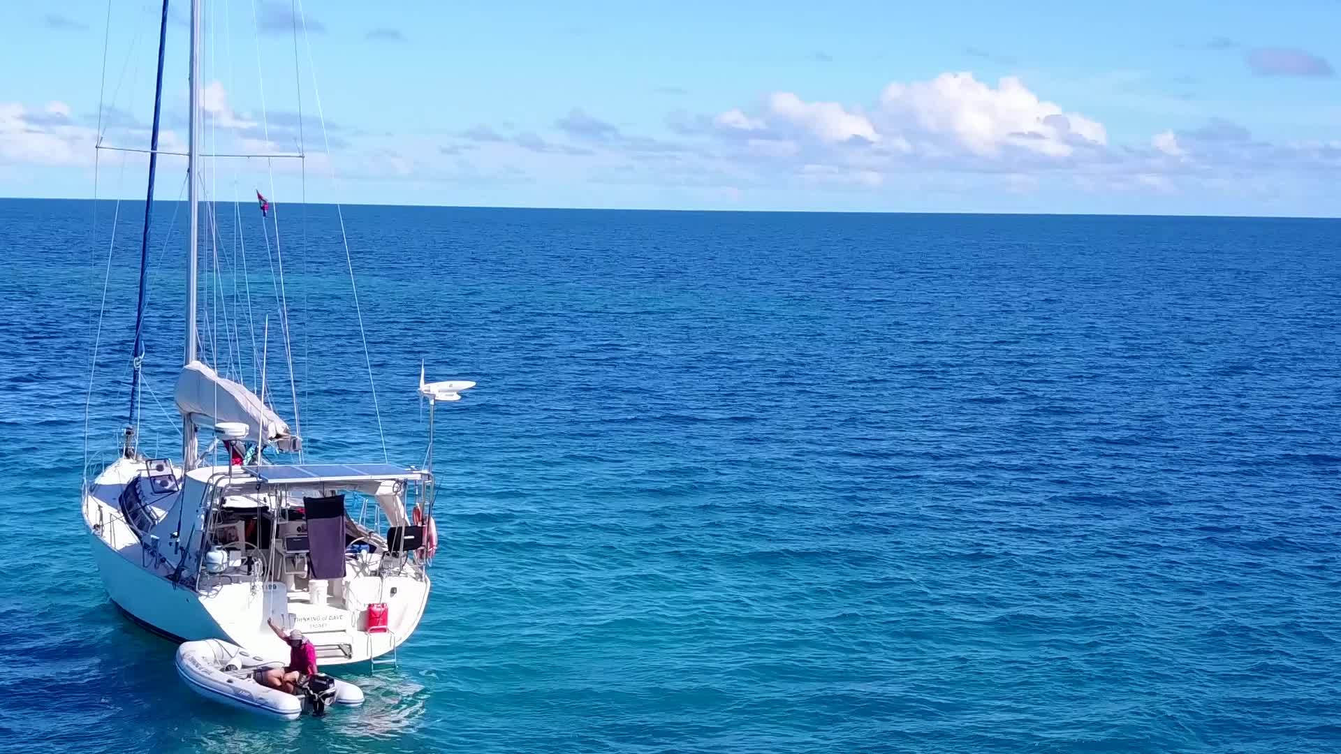 夏天浅水和日落前的白色海滩背景打破了天堂环礁海滩视频的预览图