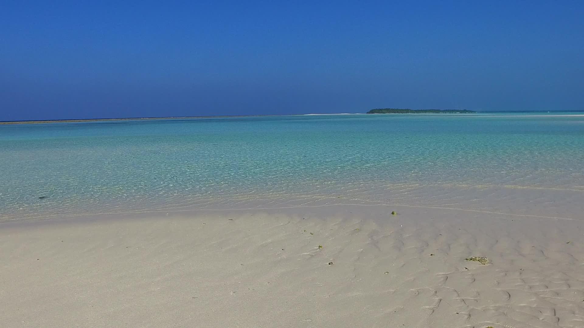 日出后的白沙背景蓝绿色泻湖休闲旅游海滩度假的广角性质视频的预览图