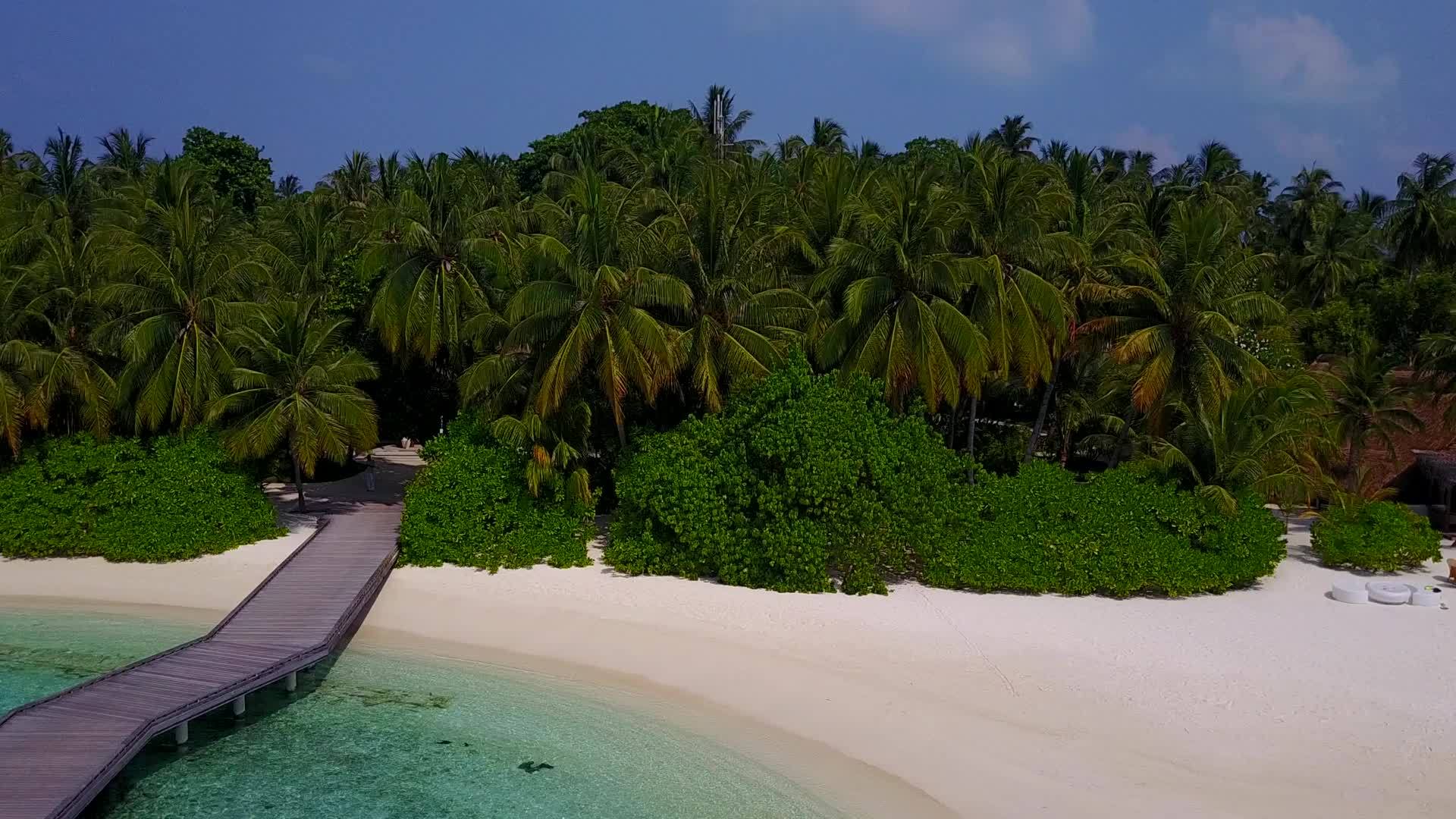 放松瑚礁附近有白沙背景的清澈海洋中放松海滩旅行视频的预览图