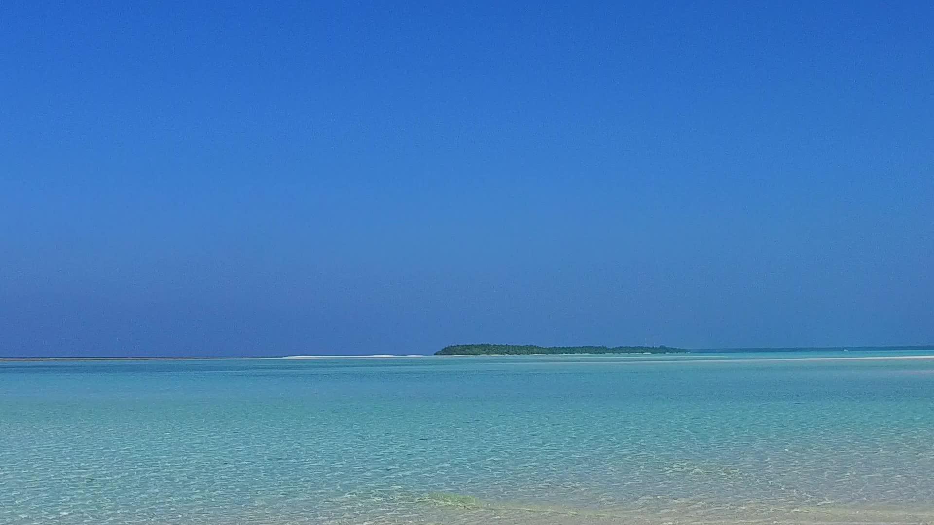 豪华旅游海滩探索蓝色绿色海洋和沙滩附近清洁沙滩的背景视频的预览图