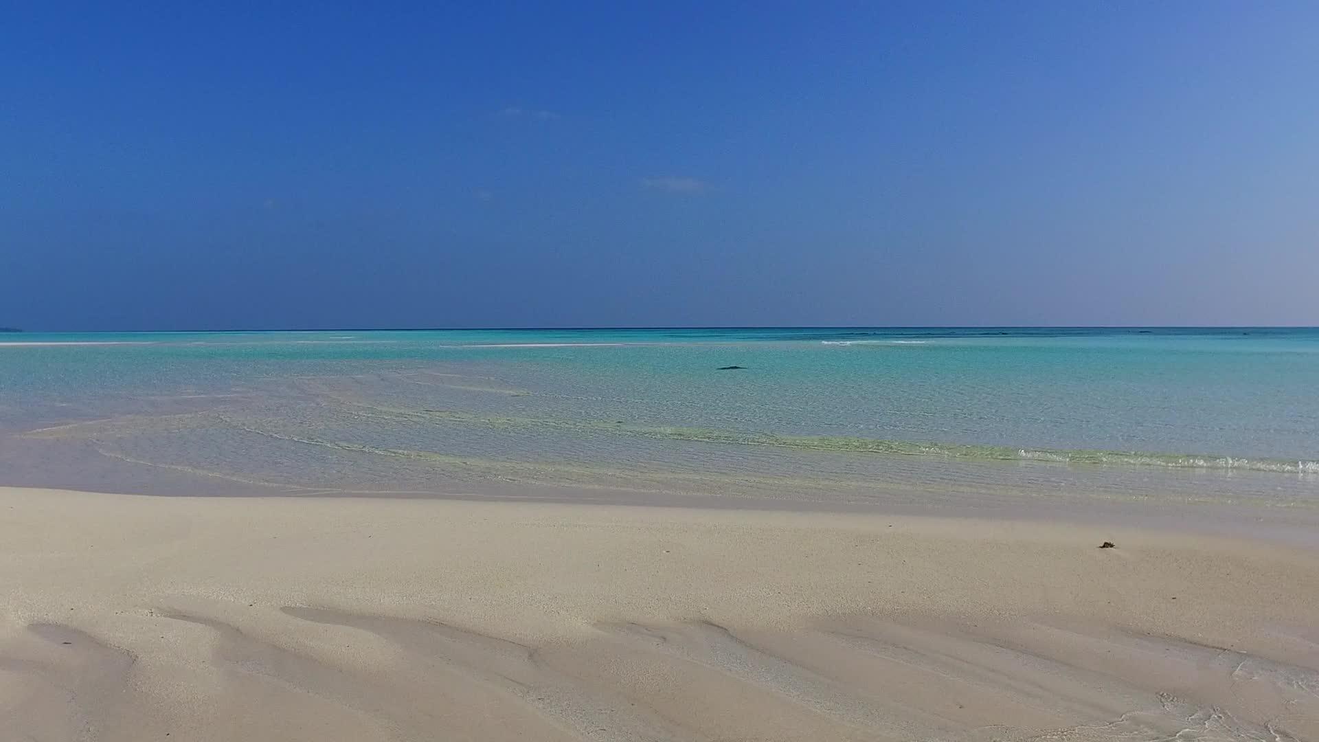 热带海岸线的浪漫风景海滩是由于绿色的海洋和白色的度假胜地视频的预览图