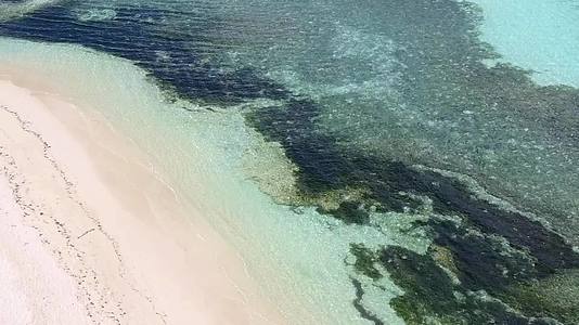 在附近冲浪时热带海岸的背景是松绿环礁湖和白色海滩视频的预览图