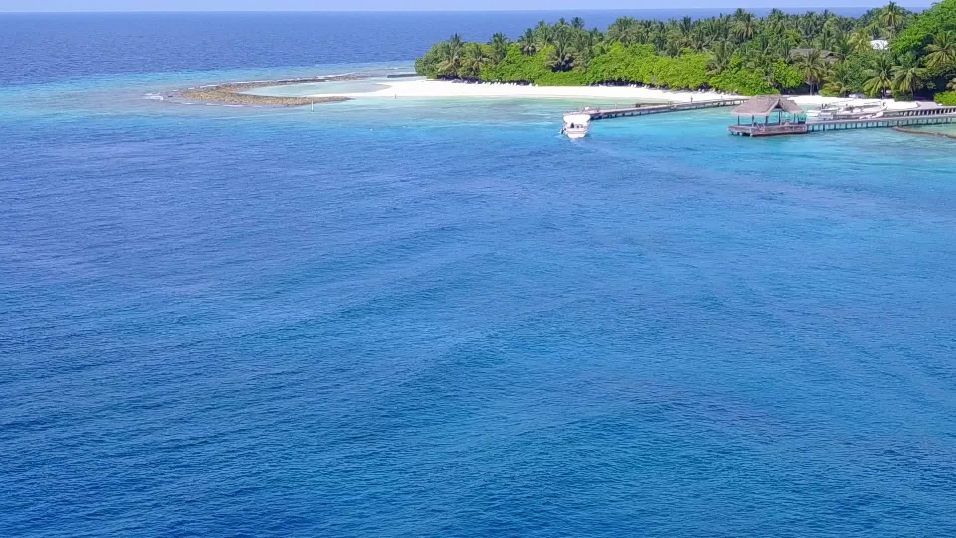 完美的岛屿海滩之旅由绿色海洋和珊瑚礁附近的白沙背景组成视频的预览图