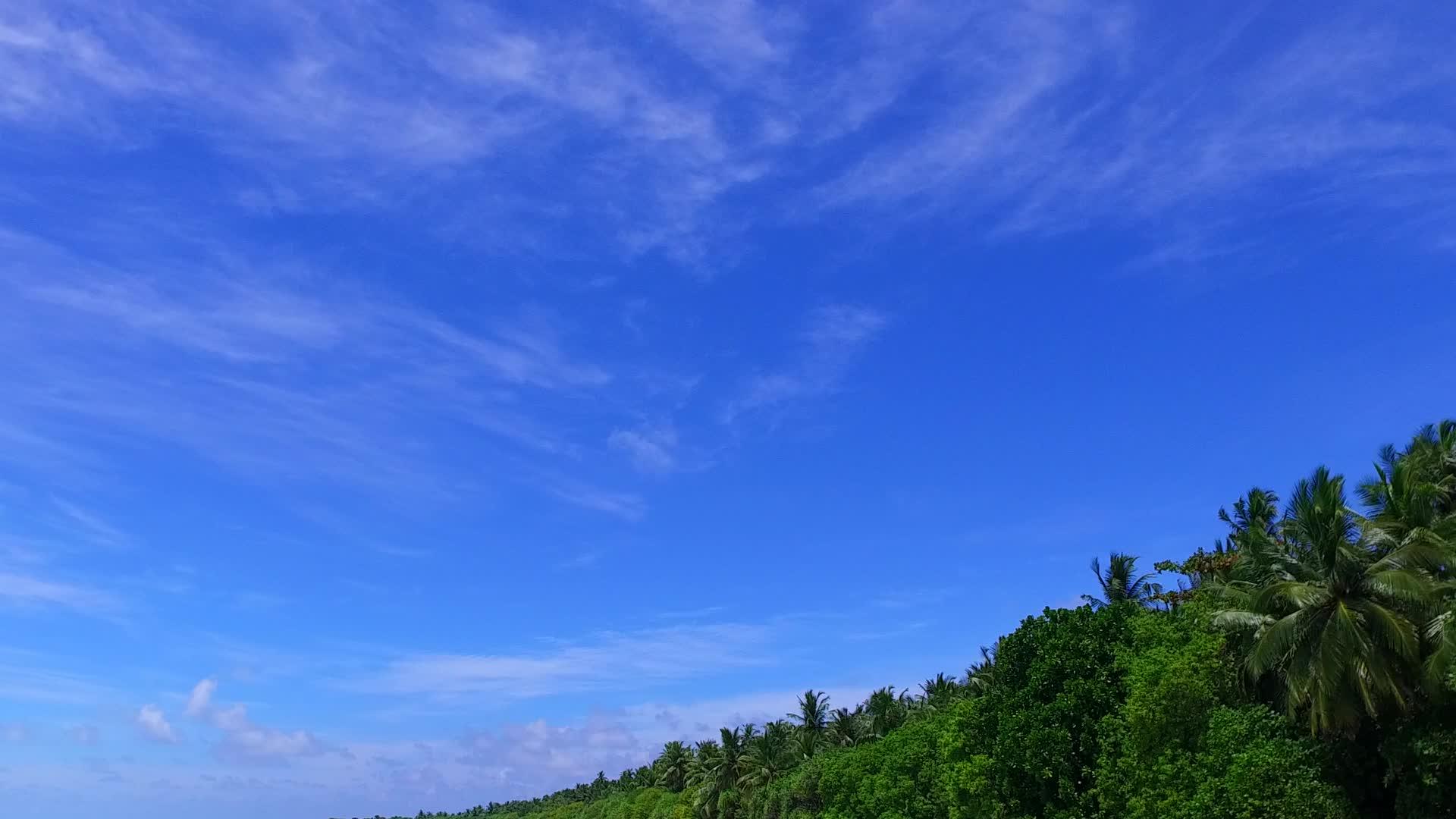 在沙洲附近的白沙背景下蓝海外国人泻湖海滩之旅的阳光景观视频的预览图