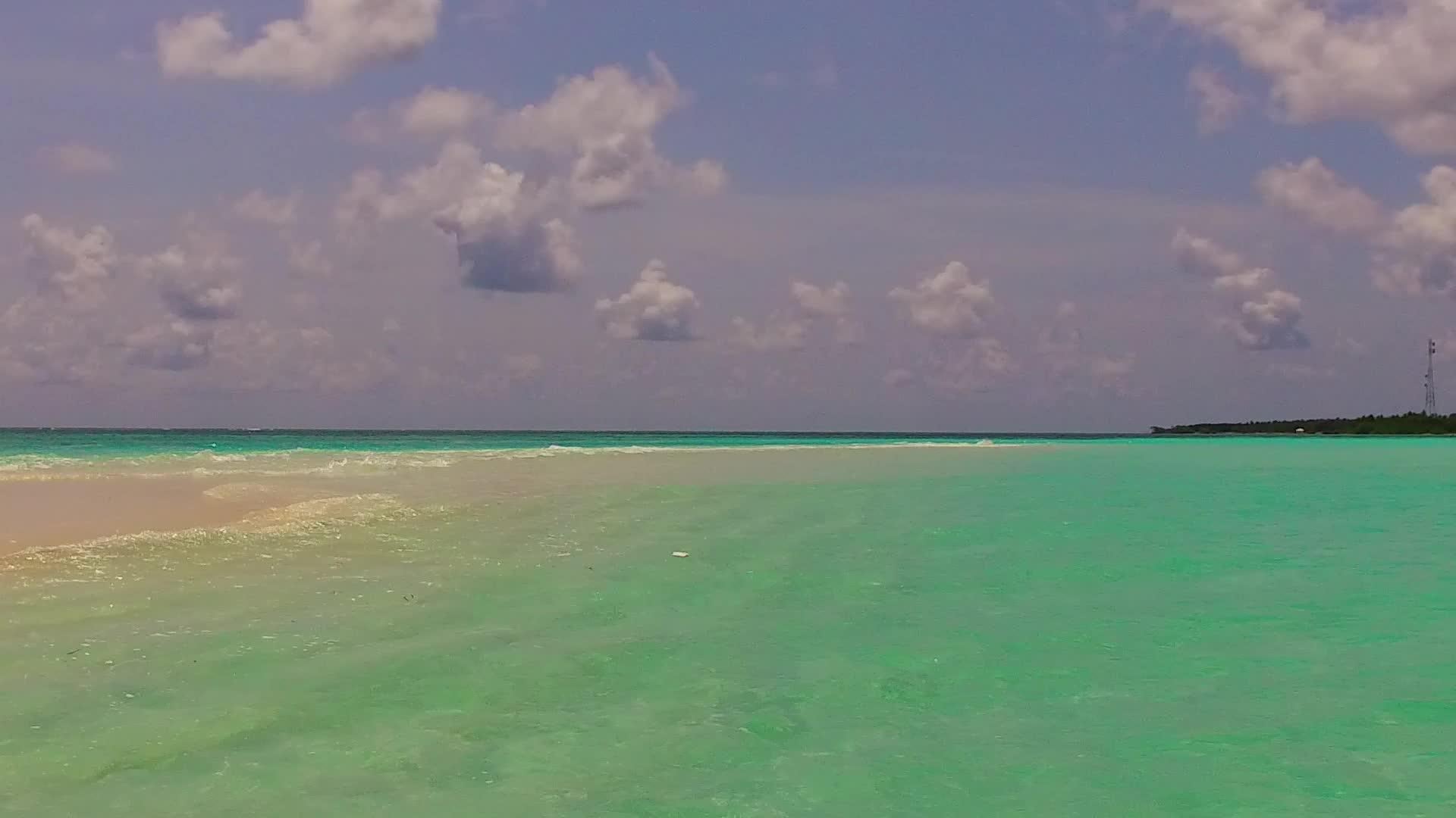 浅海和近波白沙的背景复制了海湾海滩度假空间的全景视频的预览图
