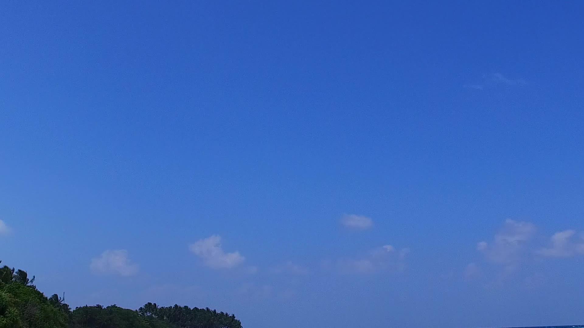 长河海岸呈现的蓝绿水和近冲浪的白色沙底背景视频的预览图