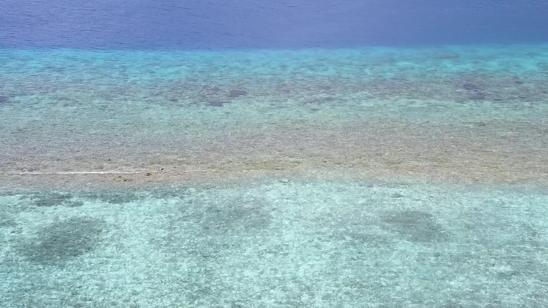 完美的海岸漂浮在沙巴附近有着明亮的沙滩背景视频的预览图