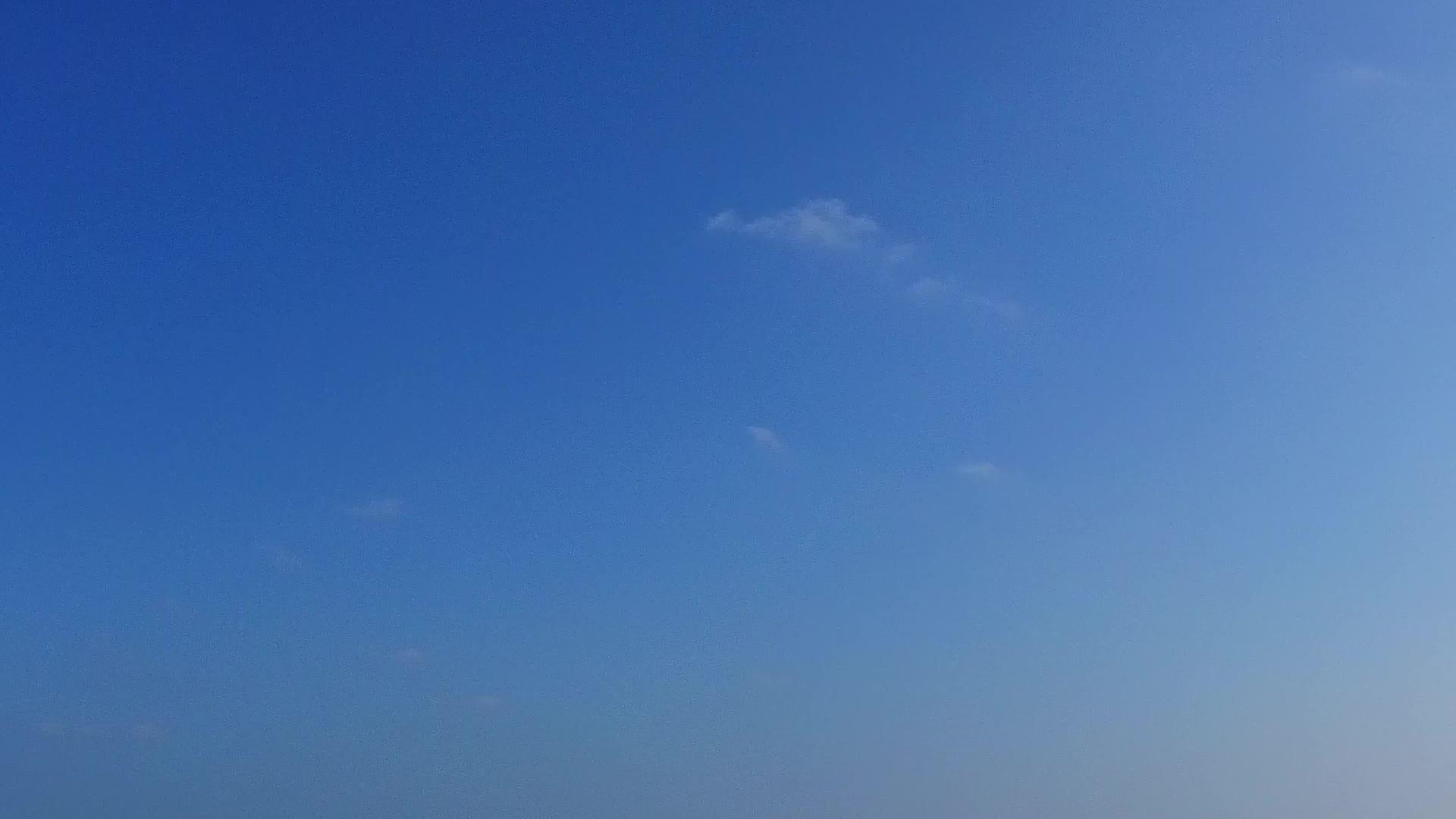 日落前的蓝水和白色沙底背景的蓝水天堂海滩假日海洋视频的预览图