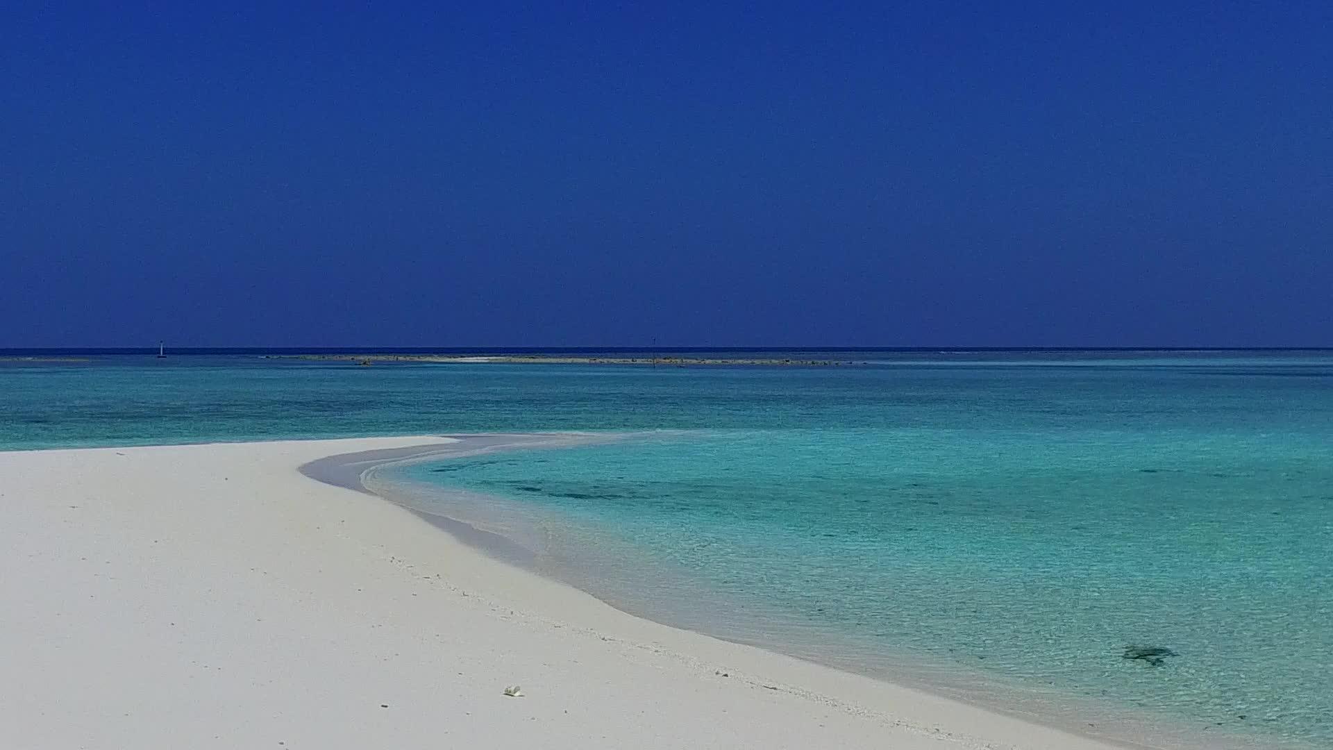 蓝环礁附近有白色沙色背景的蓝环礁进行阳光旅游视频的预览图