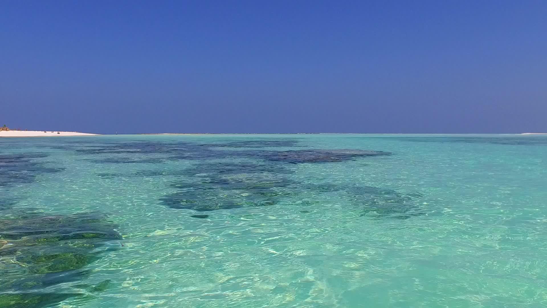 阳光明媚、宁静的海滩天空由水蓝色的海洋和沙巴附近的海洋组成视频的预览图