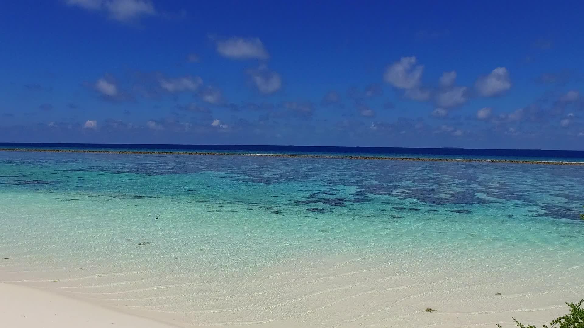 日出后的蓝色海洋和白色海滩背景的空气空间复制了岛屿海滩视频的预览图