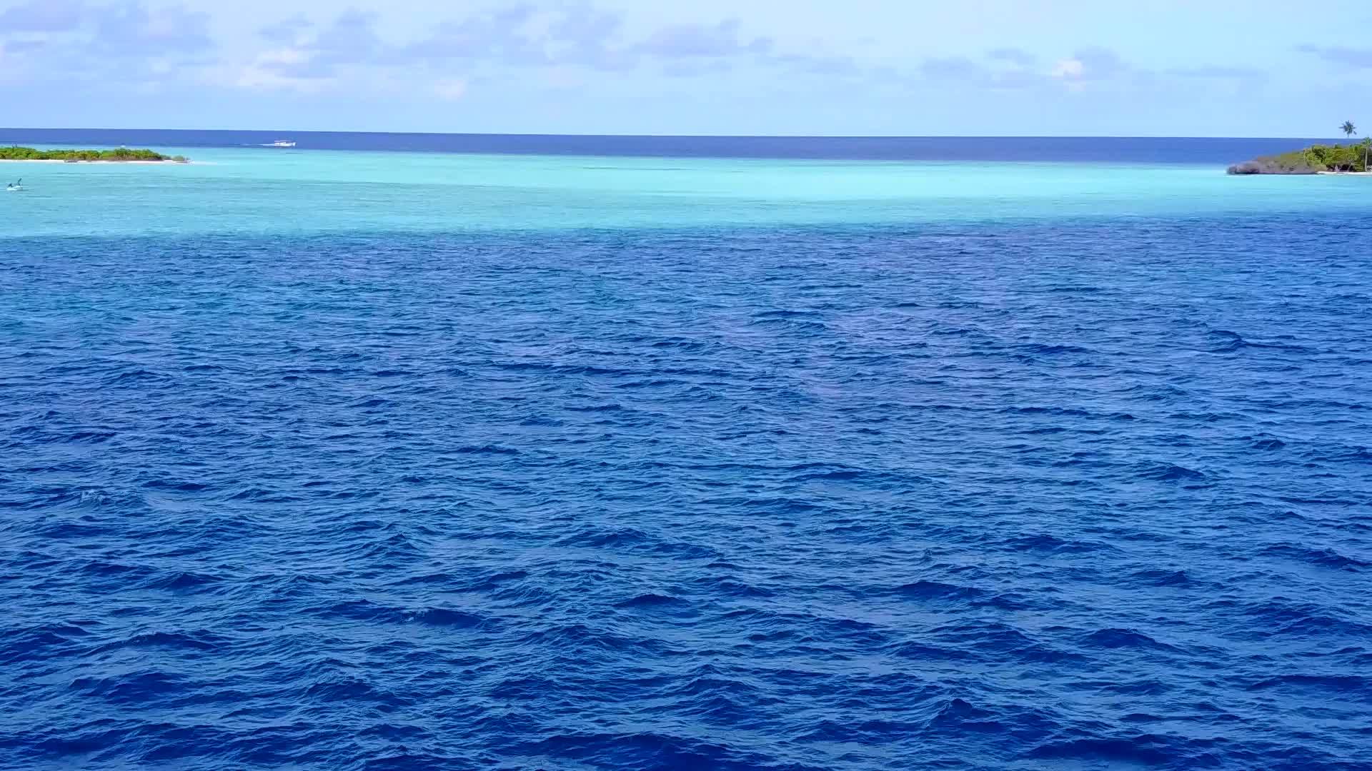 海岸海滩时间阳光明媚的海景由蓝绿色的海洋和阳光组成视频的预览图