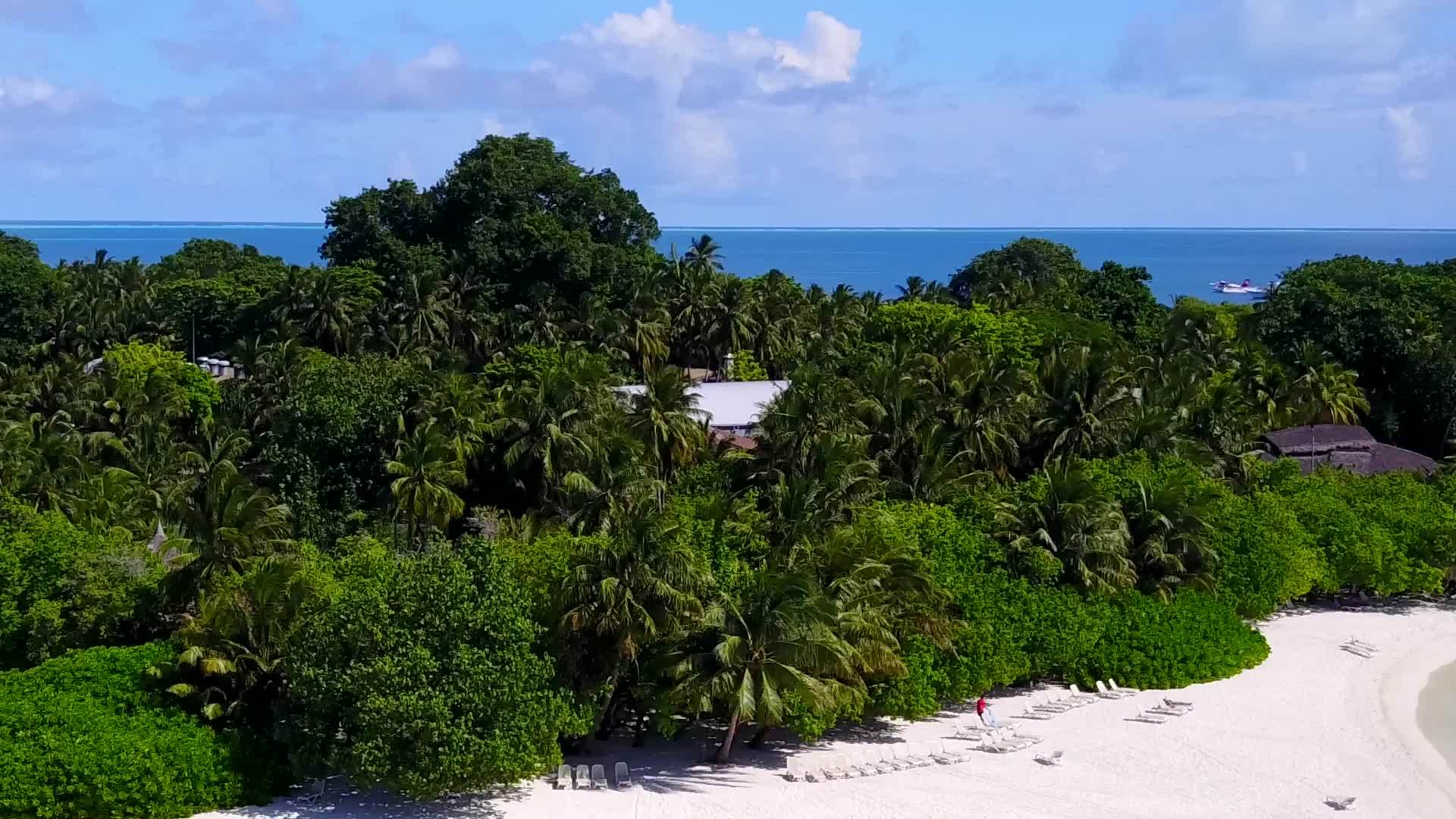 阳光下的白沙背景水海洋度假村海滩度假浪漫海景视频的预览图