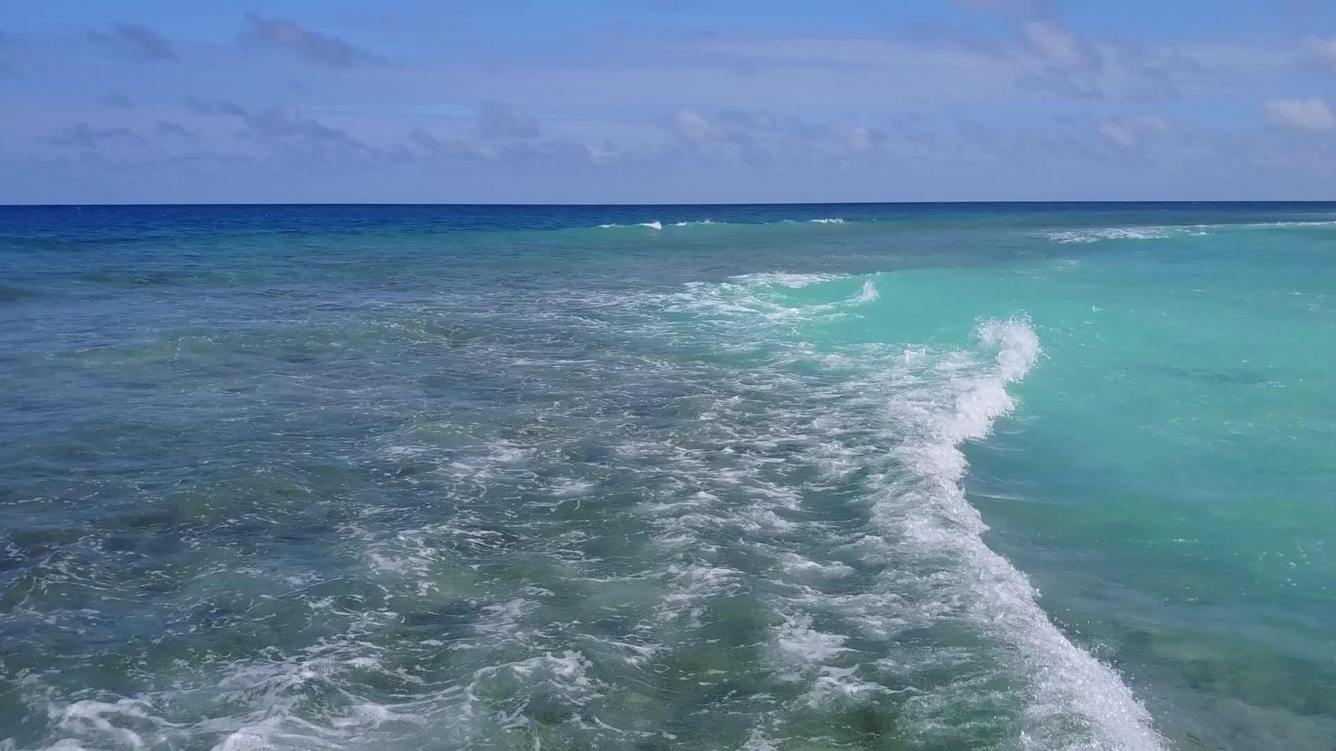 阳光明媚的豪华岛屿海滩冒险日出后蓝环礁湖和明亮的沙滩视频的预览图