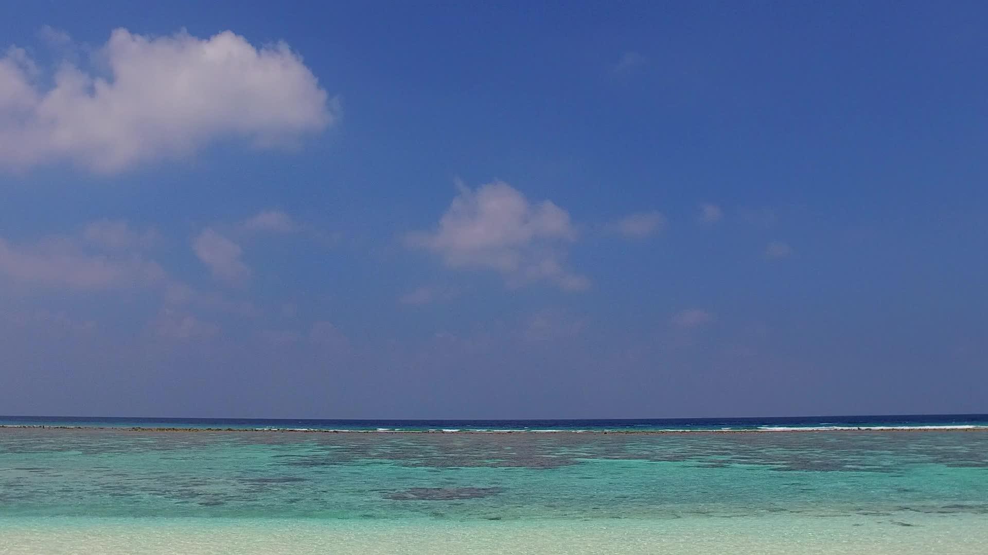 沿海豪华海滩之旅的阳光和阳光纹理由环礁附近的水蓝色环礁组成视频的预览图