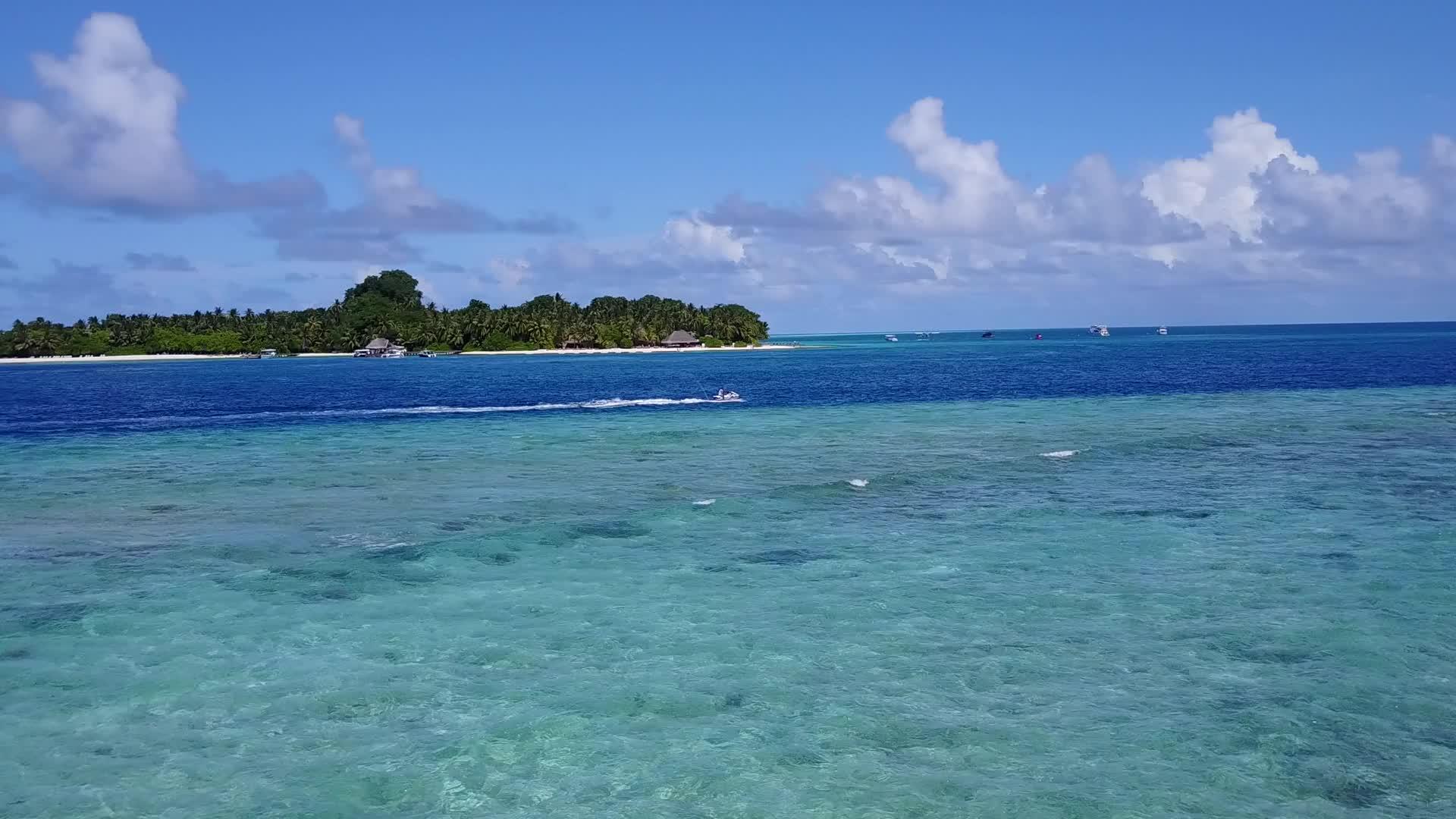 浅海和冲浪附近的白色的白色沙滩背景宁静的海景海滩时间视频的预览图