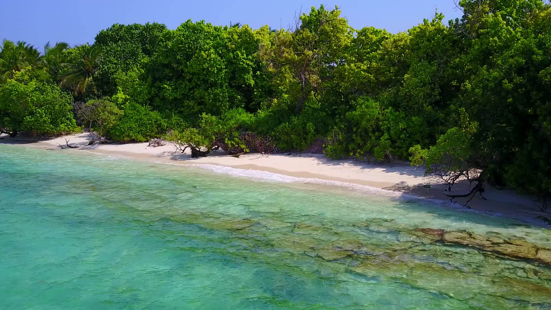绿松石环礁湖日出后有白色沙子背景视频的预览图