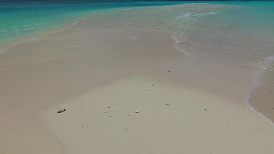 蓝色的大海和珊瑚礁附近的白色海滩背景是完美的度假海滩度假度假胜地视频的预览图