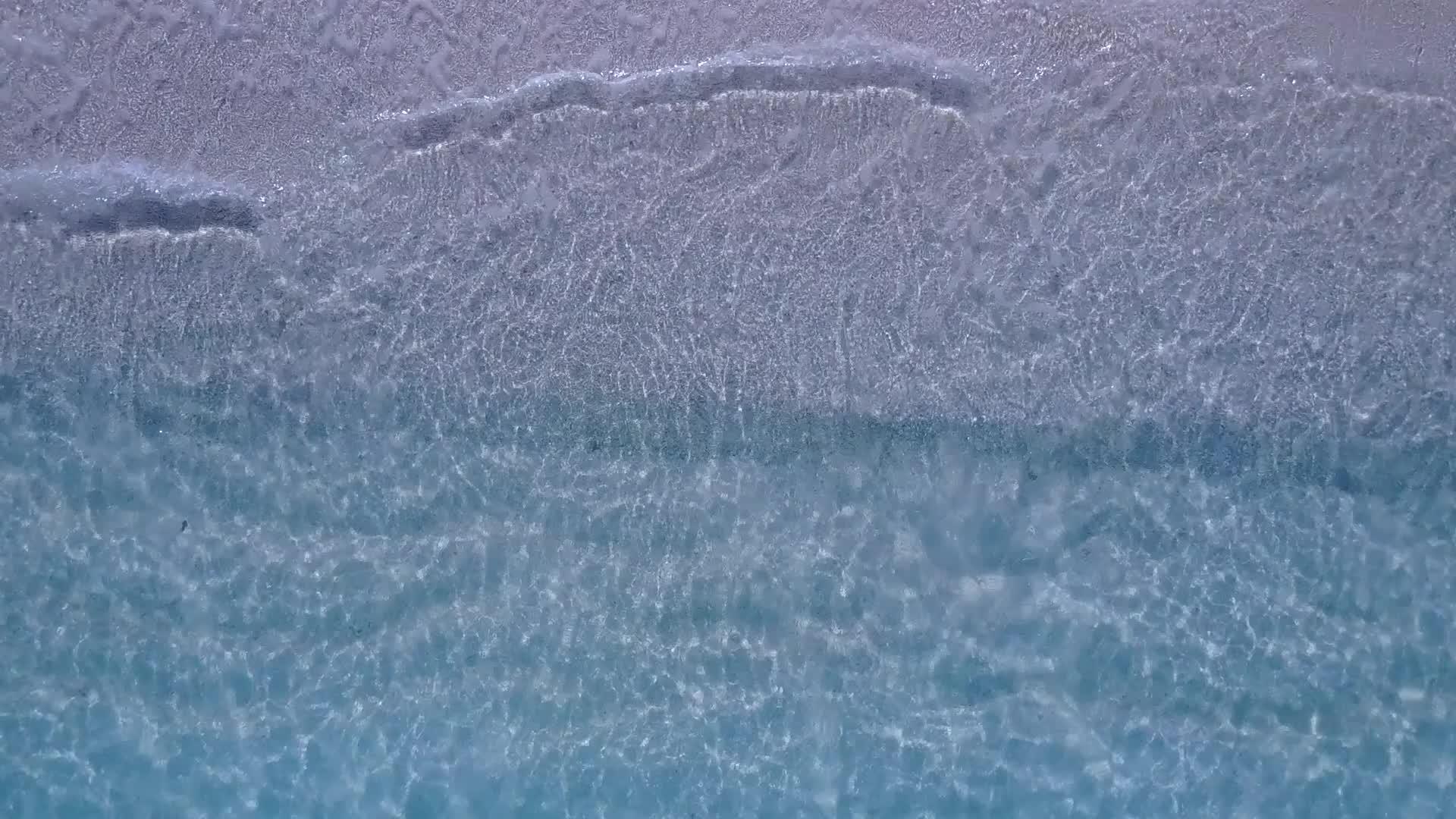 环礁附近有白沙背景透明的海滩风景温暖的天堂环礁湖海滩视频的预览图