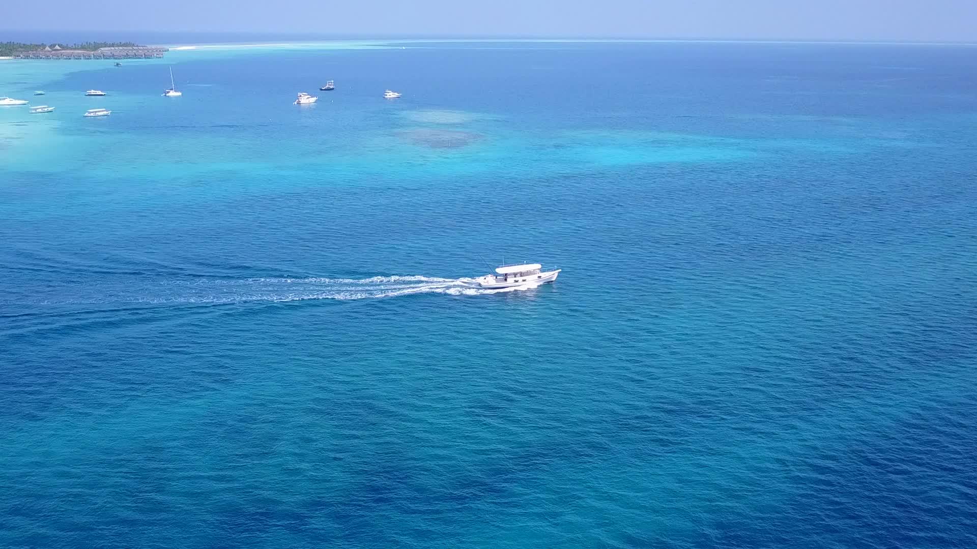 以海蓝水和白沙为背景在珊瑚礁附近航行视频的预览图