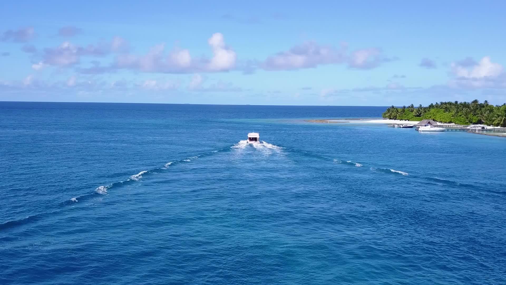 海上海岸以蓝环礁湖和沙岸附近的浅沙背景为背景视频的预览图