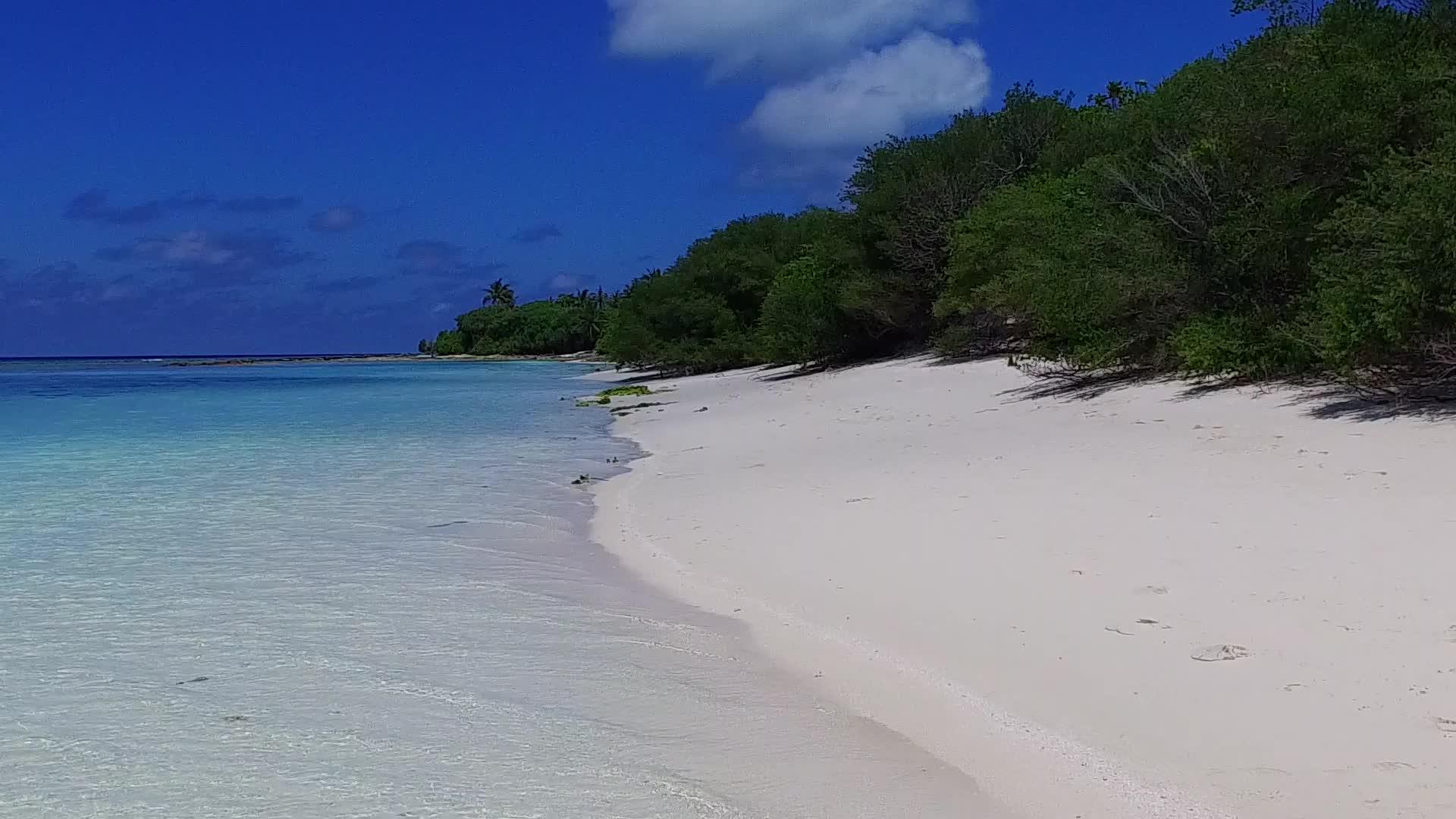 海滩航次热带海洋以透明海面和白色海滩为背景视频的预览图