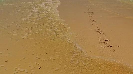 以白沙为背景的松绿海白色沙滩背景的松绿海视频的预览图