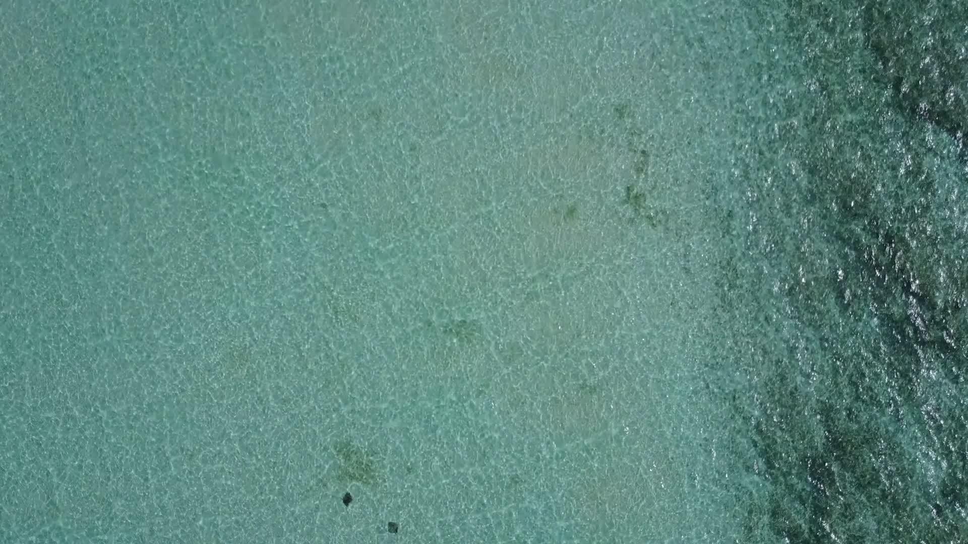 日落前干净的沙子背景透明的泻湖完美的度假海滩度假视频的预览图