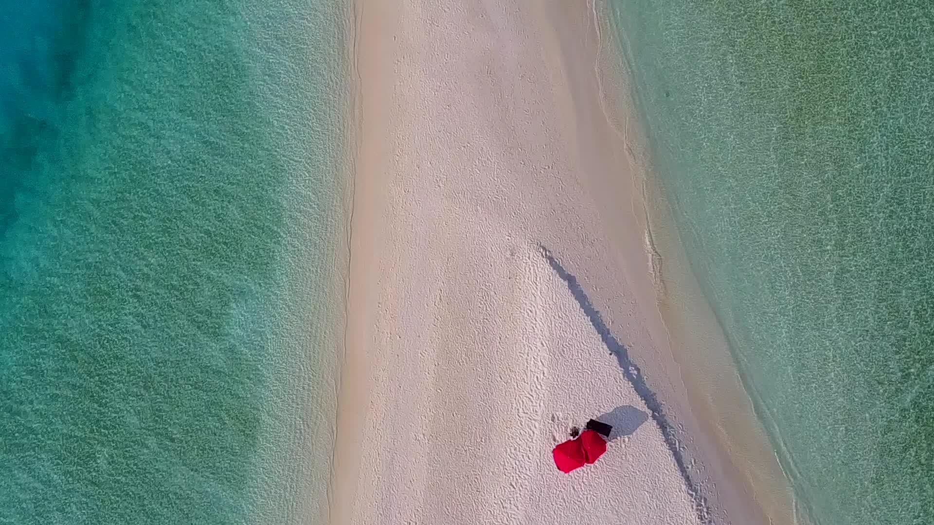 在浅海附近阳光下有白色的沙子背景海岸质地完美视频的预览图
