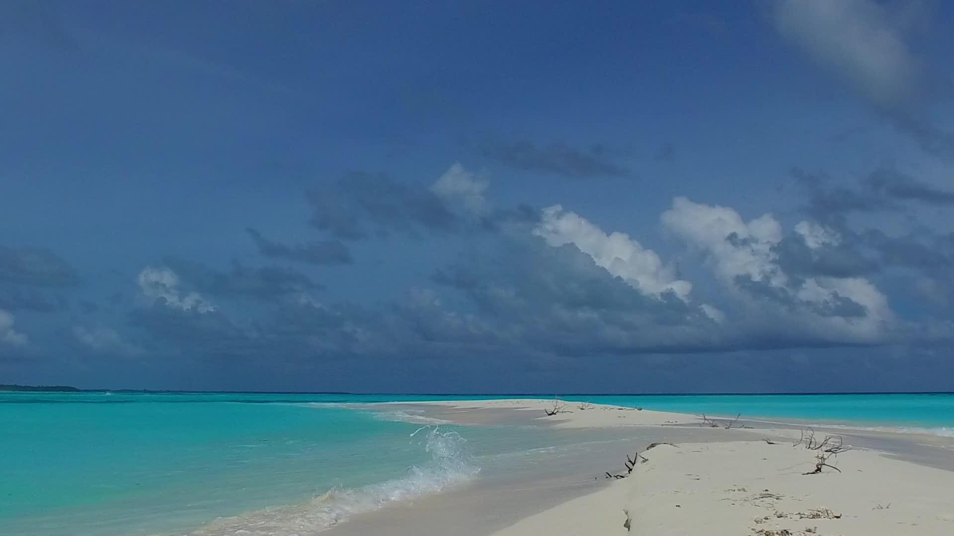 在阳光明媚的海边度假村附近有白色的沙滩背景和水蓝色的水视频的预览图
