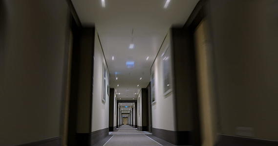 时差在空中的轻便酒店走廊向前移动视频的预览图
