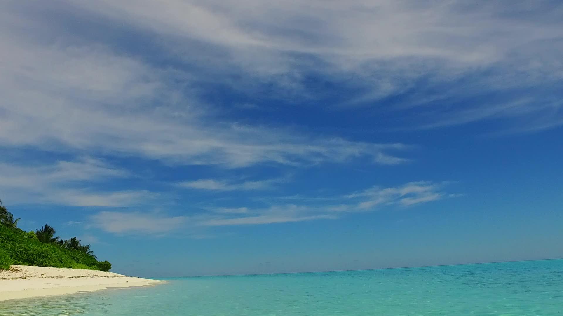浅水和海浪附近的白色沙滩背景的浅水和白色沙滩空空漂移视频的预览图