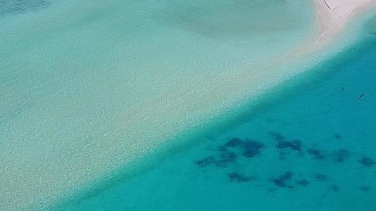 沙巴岛附近的清海和白色海滩是安静的海岸海滩野生生物的背景视频的预览图
