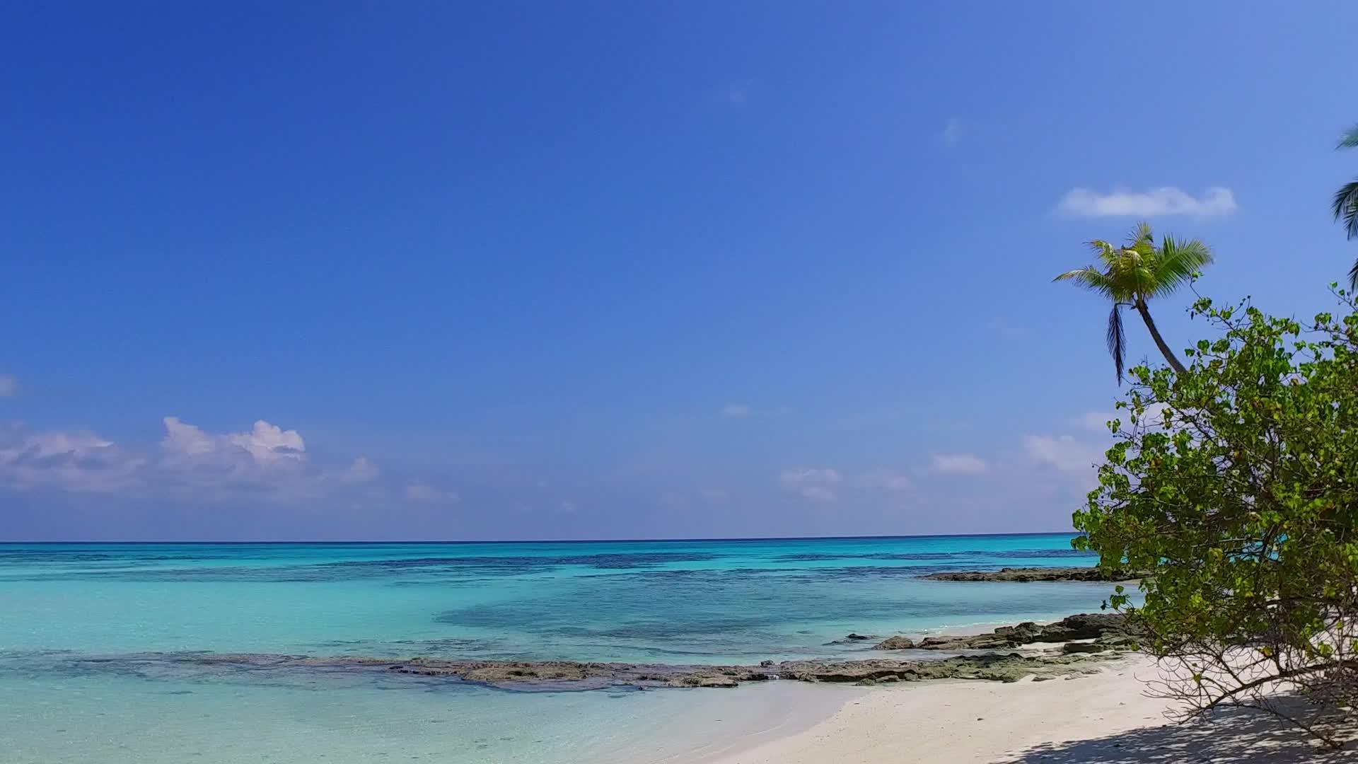 天堂海岸海滩之旅阳光景观沙洲附近有透明的白沙背景视频的预览图