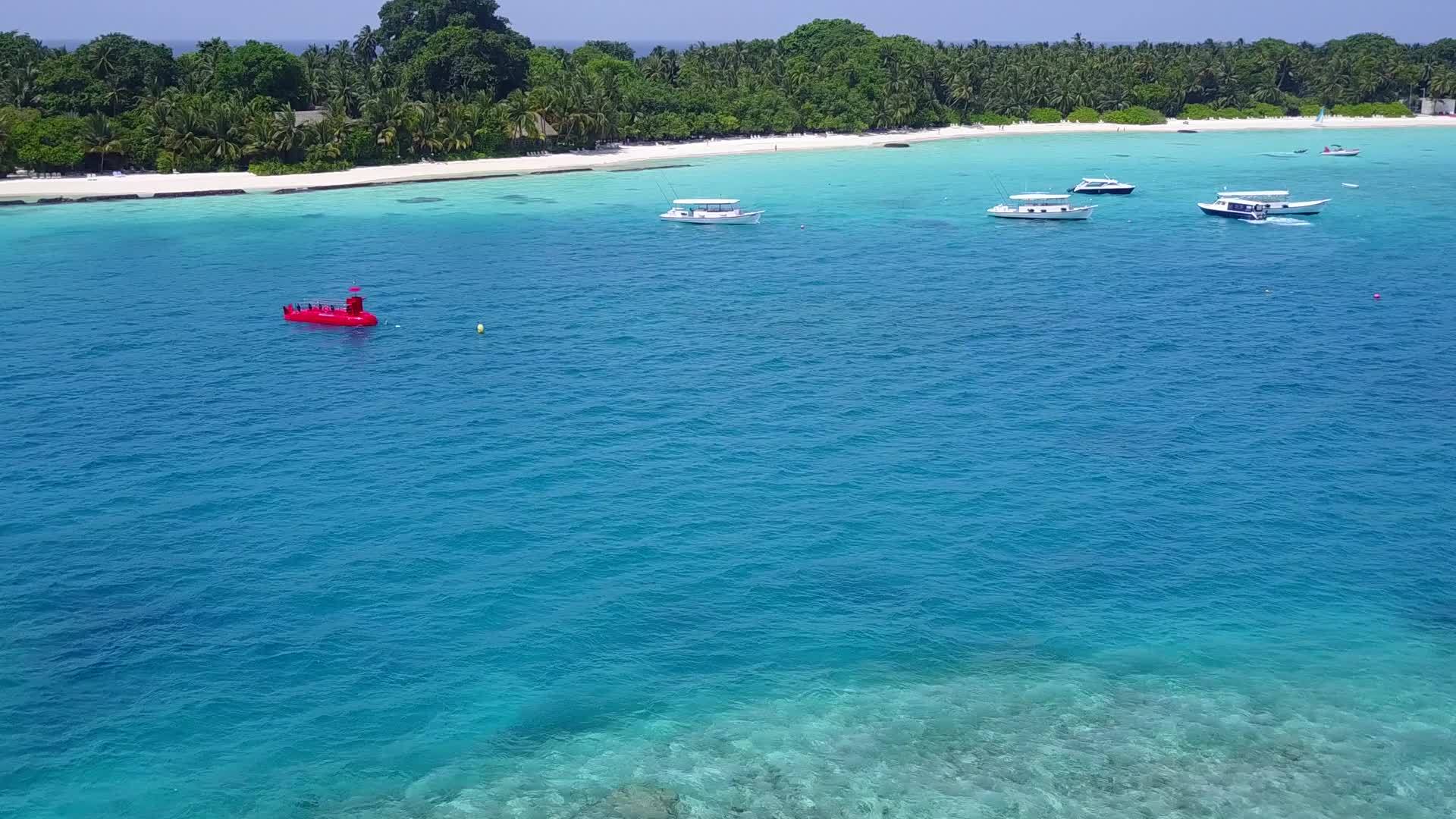 热带岛屿海滩之旅的阳光全景靠近波浪的白色海滩背景视频的预览图