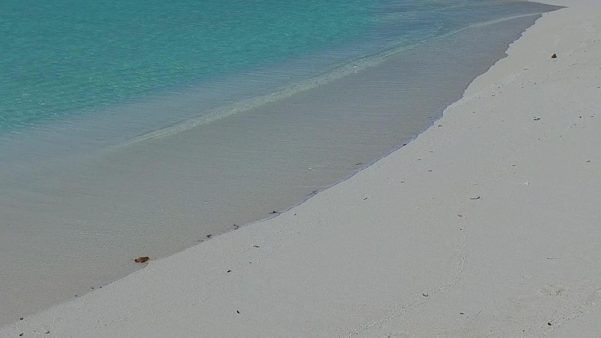 关闭豪华岛屿海滩探探索海浪附近的海浪视频的预览图