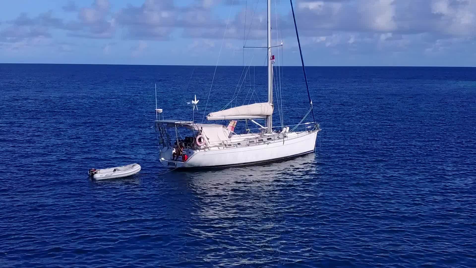 度假胜地附近的蓝色海洋和白色沙底背景阳光明媚视频的预览图
